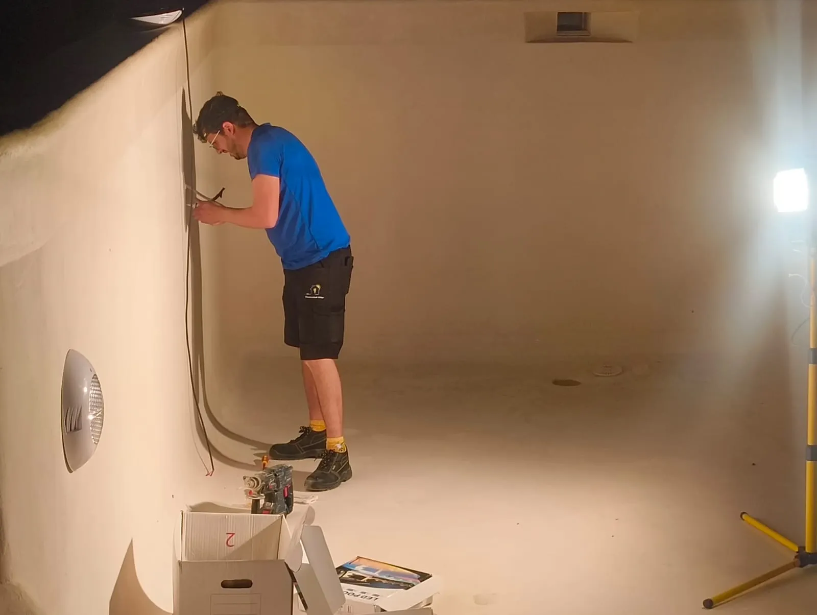 Aitor, de Electricidad Aitor, haciendo una instalación eléctrica en una vivienda de Jávea