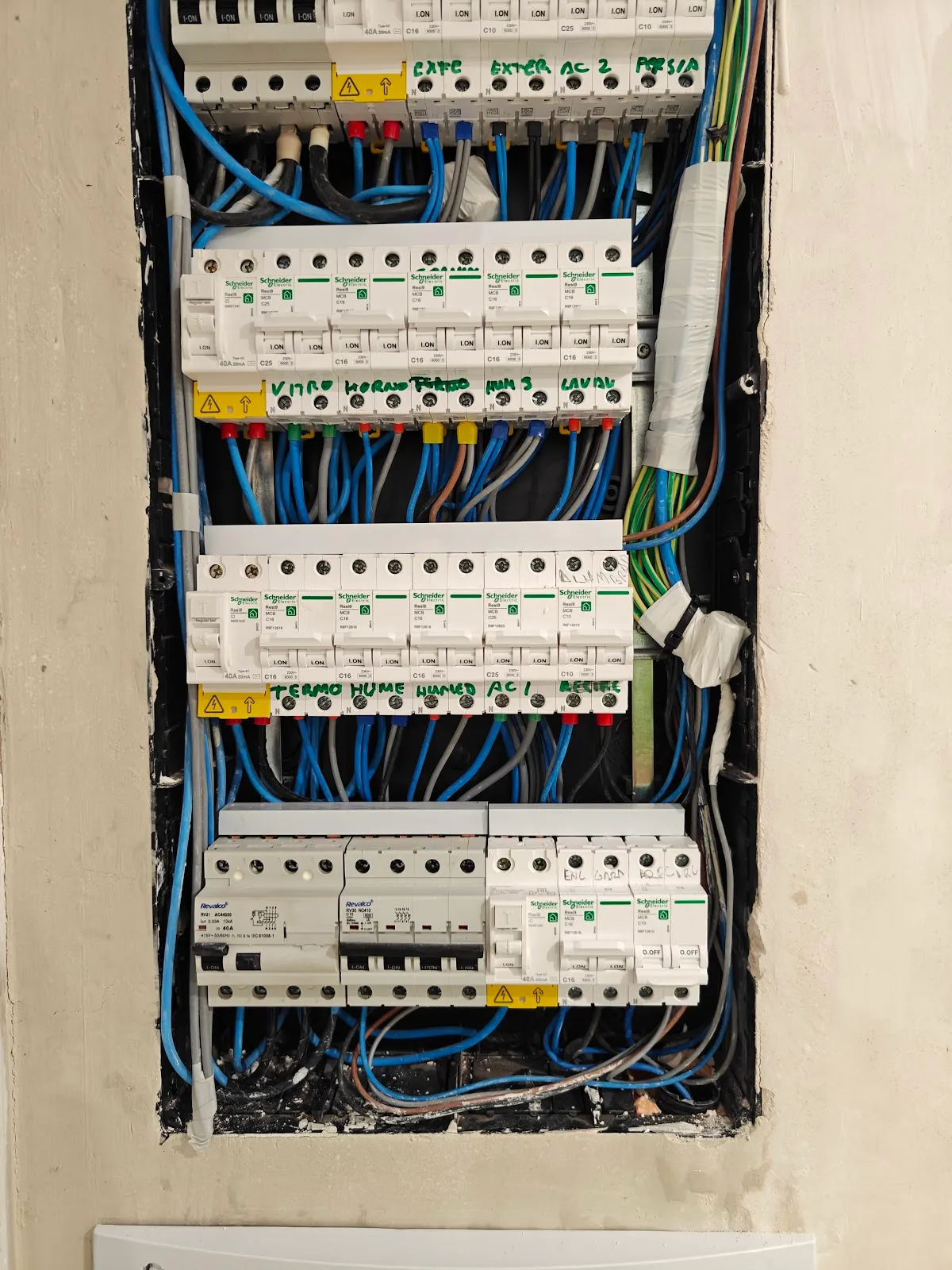 Cuadro eléctrico renovado con el cableado ordenado