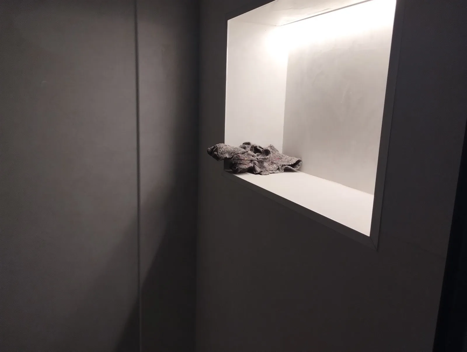 Wall alcove lit with LED